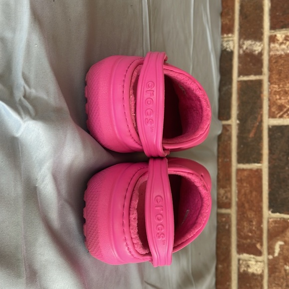 Pink Neon Fuzzy Crocs Kids size 5 - Picture 3 of 5